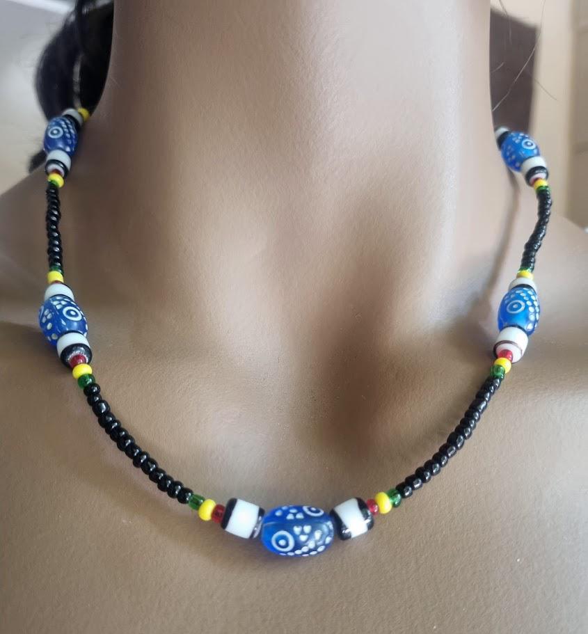 Collar corto de onix con abalalorios de colores