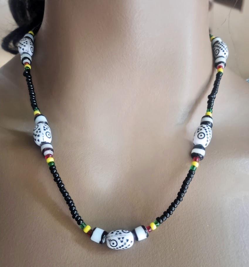 Collar corto de onix con abalalorios de colores