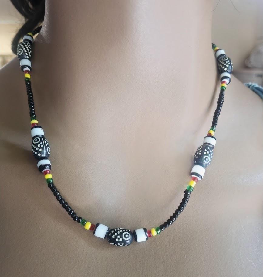 Collar corto de onix con abalalorios de colores