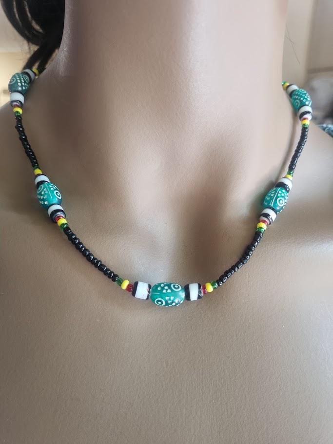 Collar corto de onix con abalalorios de colores