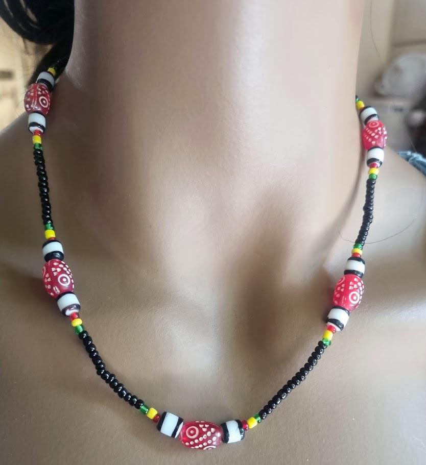 Collar corto de onix con abalalorios de colores