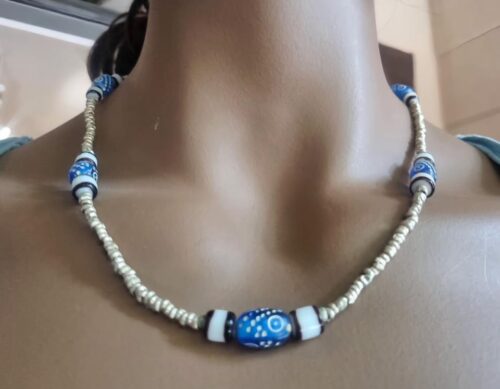 Collar corto metálico con abalalorios
