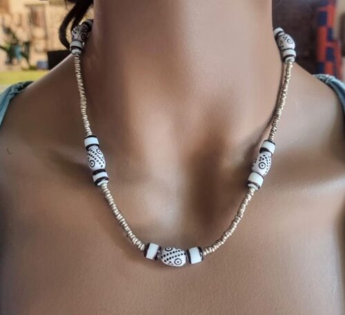 Collar corto metálico con abalalorios